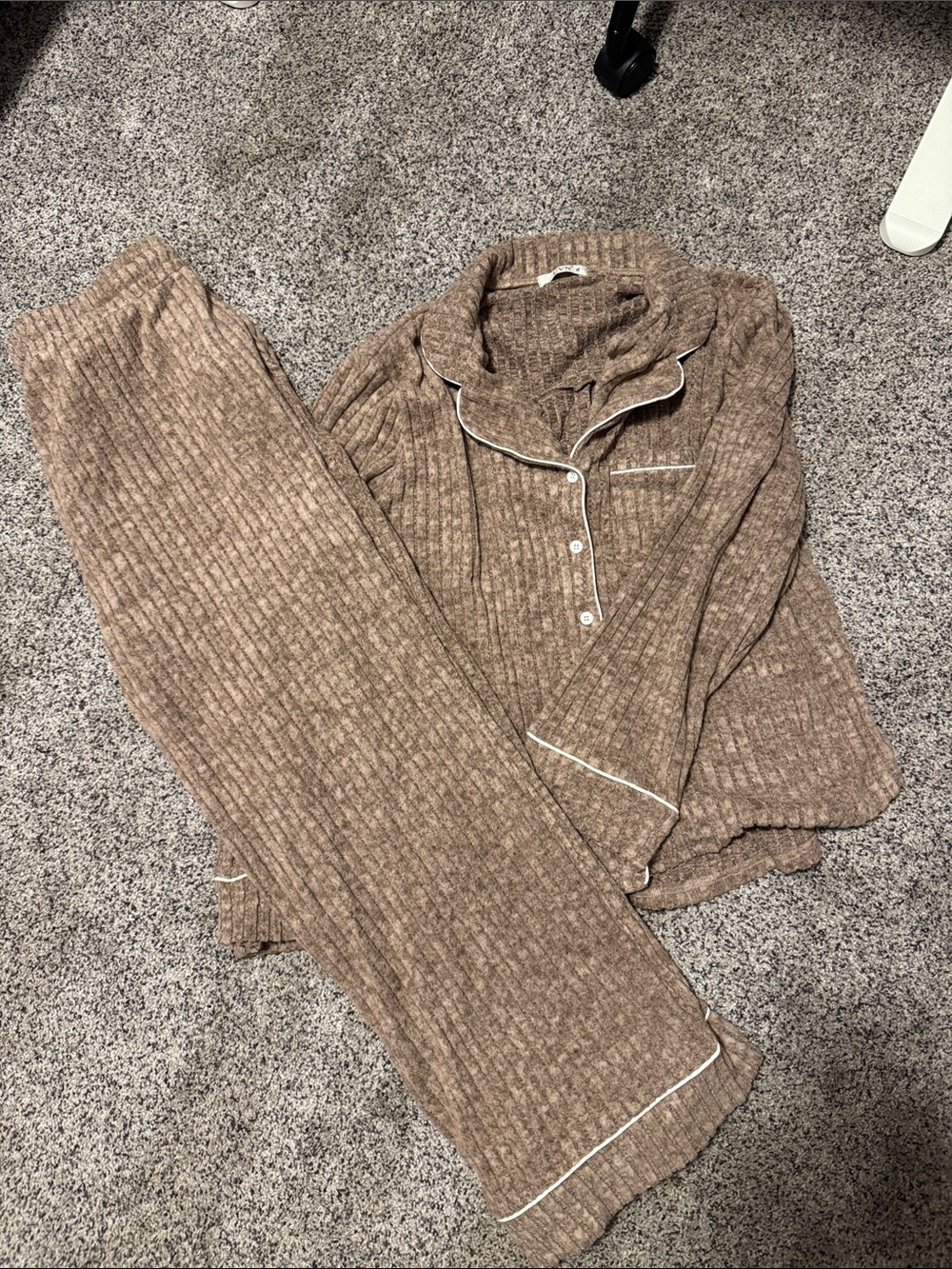 Cozy Ribbed Two-Piece Lounge Set in Light Brown with White Trim
